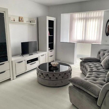 White & Elegant Luxury Apartament Apartment Крайова Екстериор снимка