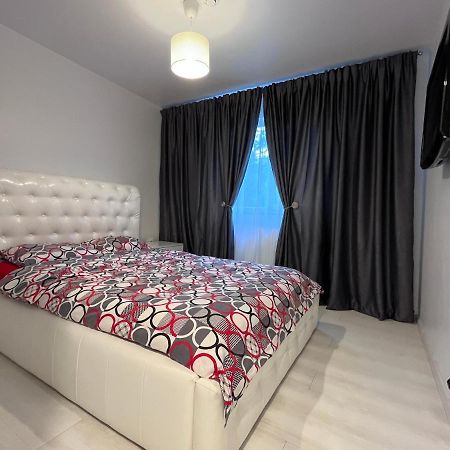 White & Elegant Luxury Apartament Apartment Крайова Екстериор снимка