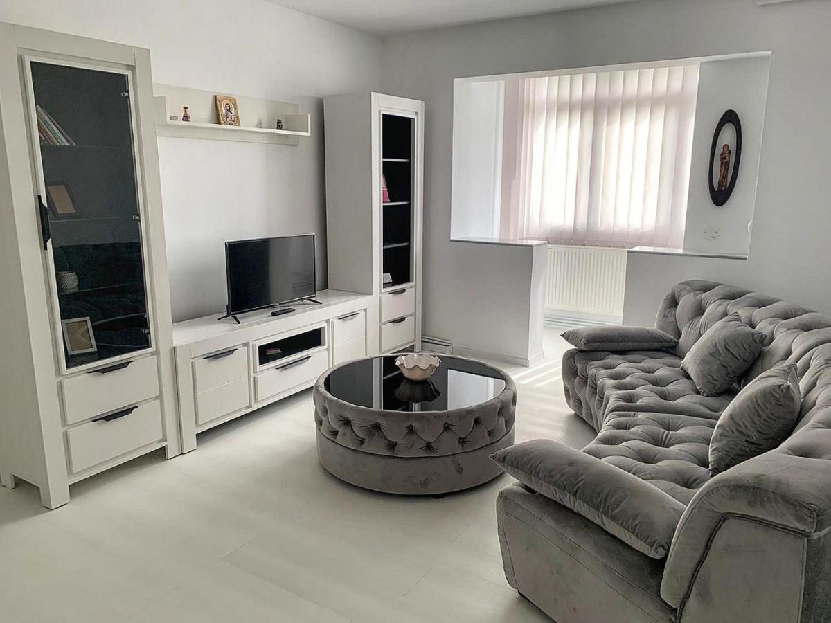 White & Elegant Luxury Apartament Apartment Крайова Екстериор снимка