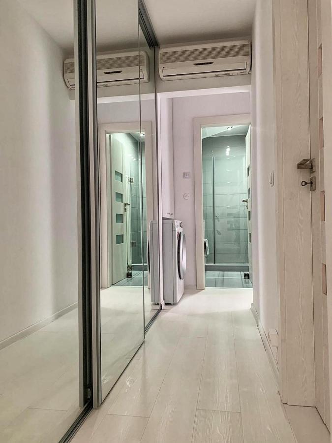 White & Elegant Luxury Apartament Apartment Крайова Екстериор снимка