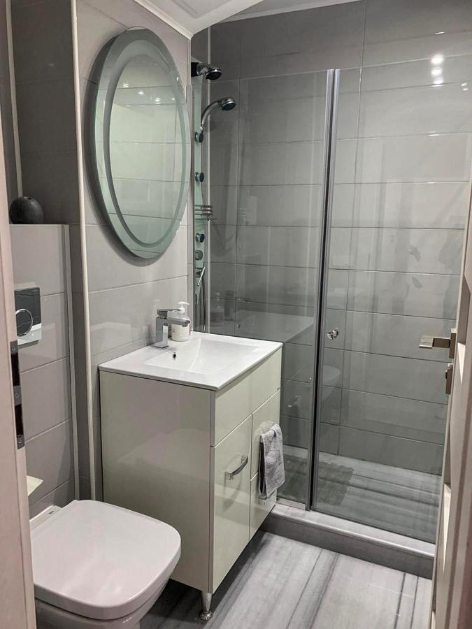 White & Elegant Luxury Apartament Apartment Крайова Екстериор снимка