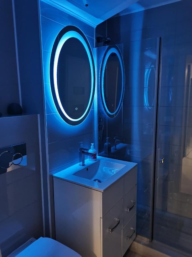 White & Elegant Luxury Apartament Apartment Крайова Екстериор снимка