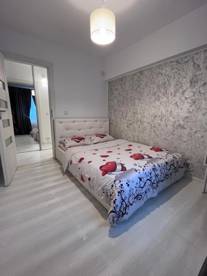 White & Elegant Luxury Apartament Apartment Крайова Екстериор снимка