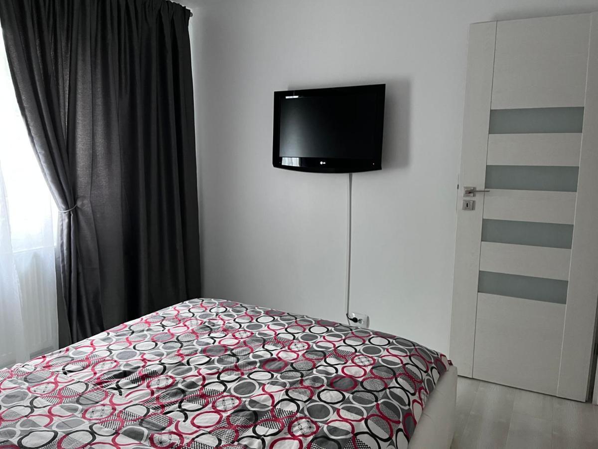 White & Elegant Luxury Apartament Apartment Крайова Екстериор снимка