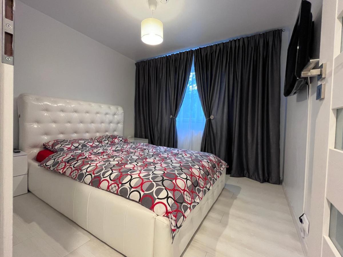White & Elegant Luxury Apartament Apartment Крайова Екстериор снимка