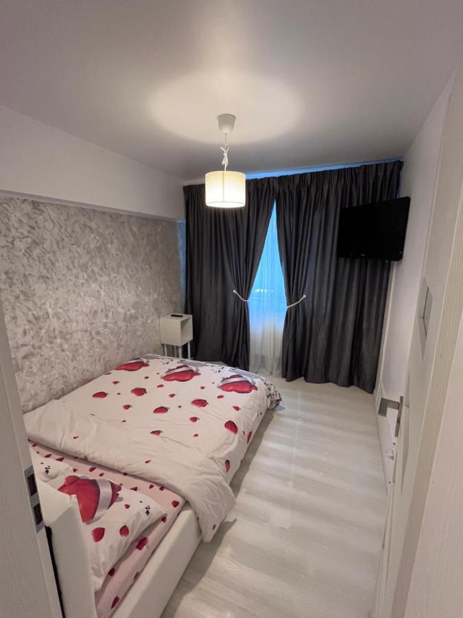 White & Elegant Luxury Apartament Apartment Крайова Екстериор снимка